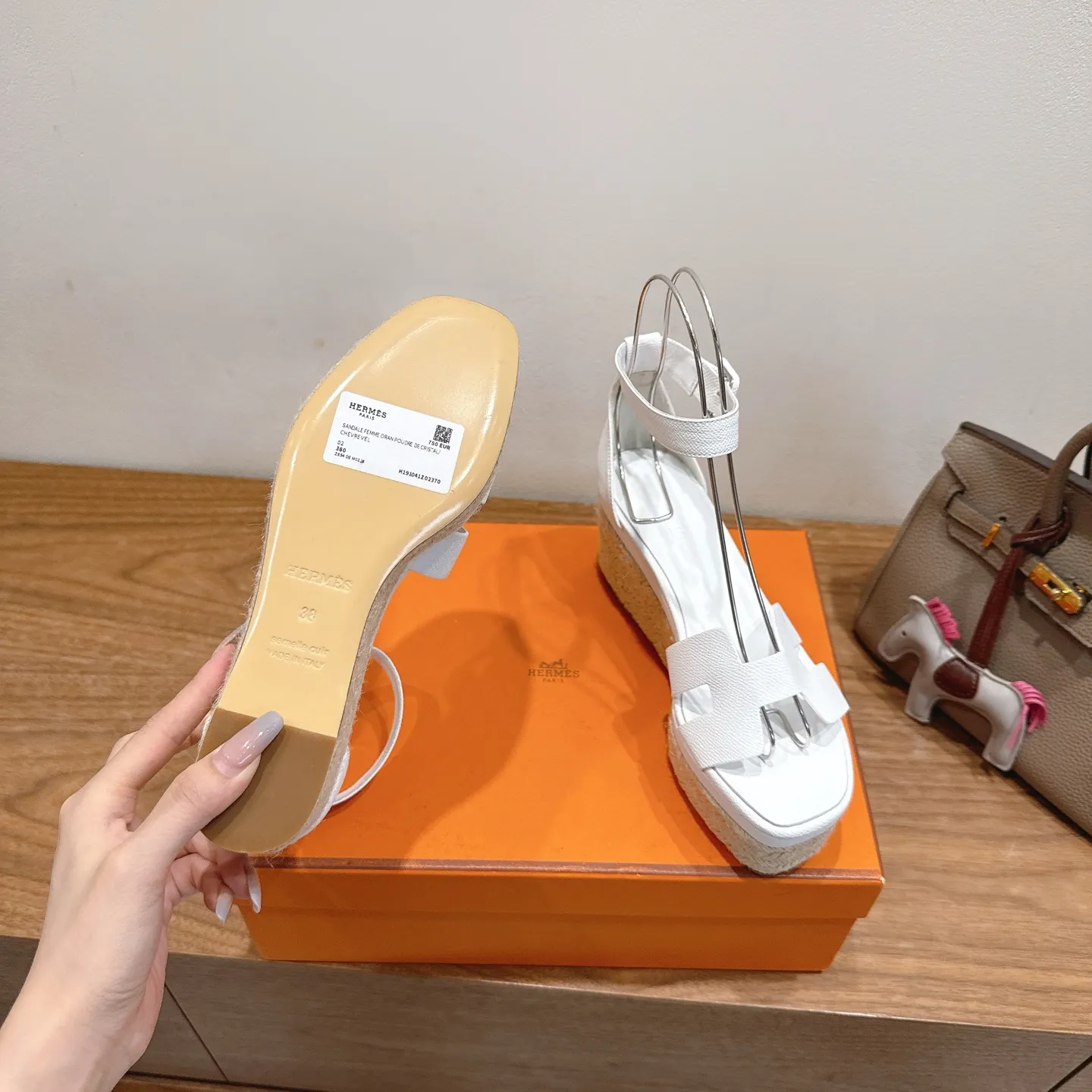 👟👟Ex-factory price 720👟👟 Hermes... a Eclair 2025 new color + popular series, the version is super positive, with a certain thickness, which makes the legs longer! Breathable, comfortable calfskin, spring and summer color matching, this item is both beautiful and comfortable! Channel supply code size: 35-39 can be ordered as 40.41 with airplane box ➕20